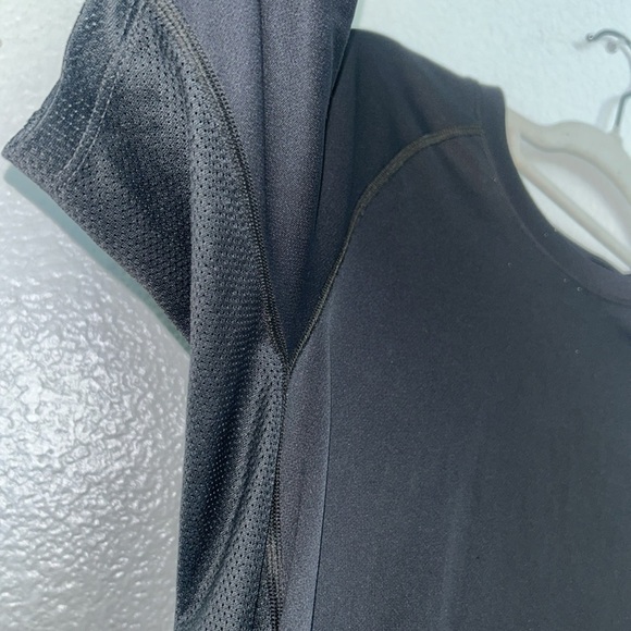 Gently used men’s dry fit size small T - Picture 4 of 7